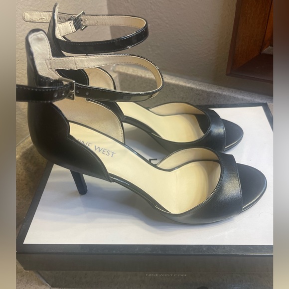 NINE WEST - STRAPPY HEEL SANDAL (Like New) - Picture 2 of 4